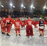 Les Sierrois fêtent leur victoire contre Olten au centre de la glace