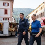 Les différents corps de police peuvent continuer à être différenciés, grâce à des caractéristiques personnalisées tels que les badges ou les patelettes. Ces nouveaux uniformes des policières et policiers répondent aux exigences du travail quotidien de la police. Une version en gris sera maintenue pour les agents et assistants de sécurité publique, alors que les uniformes des policiers sont en bleu.