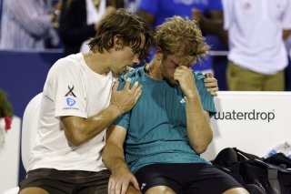 Alex De Minaur (à gauche) tente de consoler Alejandro Davidovich Fokina après leur finale à Washington KEYSTONE/EPA/WILL OLIVER