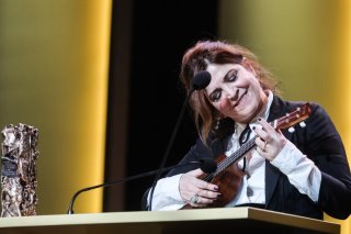 La chanteuse et comédienne française Agnès Jaoui se produira le samedi 31 janvier 2026 à la salle du Lignon accompagnée par l’ensemble vocal Canto Allegre et l’orchestre Carabanchel pour une expérience musicale hors du commun (archives). KEYSTONE/EPA/TERESA SUAREZ