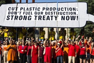Environ 250 représentants de la société civile ont demandé un accord sur le plastique qui permette de réduire la production de cette substance. KEYSTONE/EPA/SALVATORE DI NOLFI