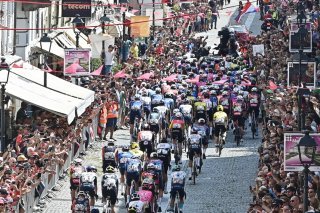 Une minute de silence a été observée dimanche au départ de la 2e étape de la Vuelta des professionnels. KEYSTONE/EPA/Alessandro Di Marco