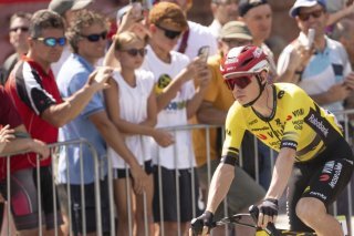 L'équipe de Jonas Vingegaard a été victime d'un cambriolage sur la Vuelta. KEYSTONE/AP/Marco Alpozzi