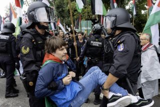 En raison des manifestations pro-palestiniennes, le chrono de jeudi sera réduit à un peu plus de 12 km KEYSTONE/EPA/Javier Lizon