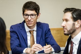 Chef du groupe du Centre du Valais romand, Nathan Bender (en bleu) a été à l'initiative de cette résolution (archives). KEYSTONE/JEAN-CHRISTOPHE BOTT
