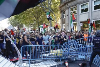 Les manifestants propalestiniens ont fini par avoir raison de la Vuelta. KEYSTONE/EPA/Rodrigo Jimenez