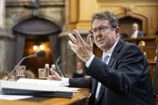Le ministre de l'énergie Albert Rösti s'est montré d'accord avec le nouveau compromis proposé par le Conseil des Etats (archives). KEYSTONE/ANTHONY ANEX