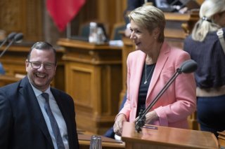 Le centriste valaisan Philipp Matthias Bregy et Karin Keller-Sutter étaient opposés mercredi au National sur la question de l'imposition des couples. La présidente de la Confédération a eu gain de cause (archives). KEYSTONE/PETER SCHNEIDER