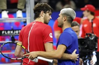 Taylor Fritz (à gauche) n'a fait qu'une bouchée de Carlos Alcaraz. KEYSTONE/EPA/JOHN G. MABANGLO
