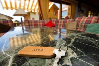 Depuis le début de l'année, l'hôtellerie suisse a enregistré 25,3 millions de nuitées, en hausse de 1,6%. Le record de 42,8 millions, atteint l'année dernière, semble être en bonne voie. KEYSTONE/JEAN-CHRISTOPHE BOTT