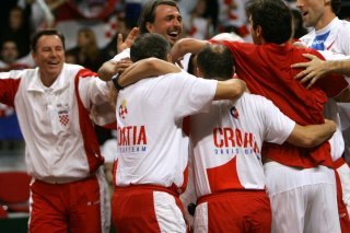 Nikola Pilic, à gauche, lors du succès de la Croatie en Coupe Davis en 2005 KEYSTONE/AP/ANJA NIEDRINGHAUS
