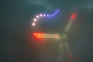 L'énergéticien argovien avait eu l'an dernier recours à un spectacle de drones pour illustrer l'envergure des mâts et pâles prévus pour implantation sur le site de Flumserberg. (archive) KEYSTONE/GIAN EHRENZELLER