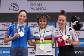 Anja Grossmann (à droize) pose avec sa médaille KEYSTONE/AP/Jerome Delay