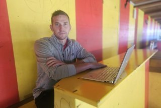 Axel Canaguier, à sa position durant les matches, au sommet de la tribune et devant son ordinateur.