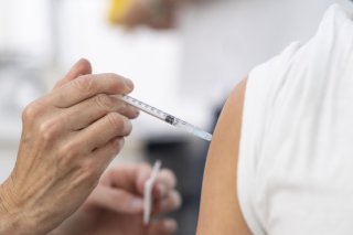 Genève lance la campagne de vaccination pour se protéger contre la grippe, le Covid-19 et le RSV (image d'illustration). KEYSTONE/GAETAN BALLY