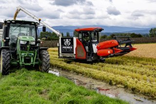 Les apprentis apprendront à manier aussi bien une faucheuse ou un tracteur que les outils de gestion de données (archives). KEYSTONE/JEAN-CHRISTOPHE BOTT