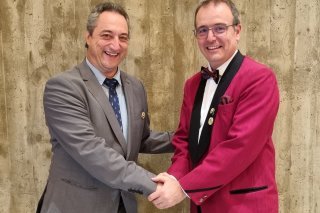 Jean-Marc Michaud (à gauche) transmet le flambeau à Pierre-Yves Debons, nouveau président de la Fédération des fanfares démocrates chrétiennes du Centre