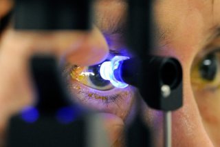 Le contrôle des yeux mais aussi des pieds est primordial pour prévenir les complications chez les personnes atteintes de diabète (photo d'illustration). KEYSTONE/DOMINIC FAVRE