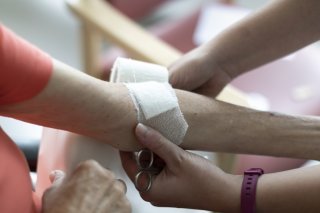 Présente dans plus de 60 pays, l'entreprise, qui emploie 3800 personnes, a triplé son chiffre d'affaires au cours de la dernière décennie, atteignant 890 millions d'euros en 2024 dont la moitié à l'international. Elle fabrique plus de 80% de ses produits en France, où elle compte 1100 employés. KEYSTONE/GAETAN BALLY