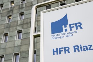 Sans l'introduction de Tardoc, l'HFR (ici, son site de Riaz) aurait limité son déficit à environ 19,9 millions de francs, estime l'institution (photo prétexte). KEYSTONE/JEAN-CHRISTOPHE BOTT