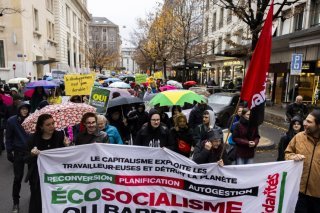 A Genève, les manifestants ont défilé sous la pluie pour demander le respect des Accords de Paris et une politique climatique suisse efficace. KEYSTONE/SALVATORE DI NOLFI
