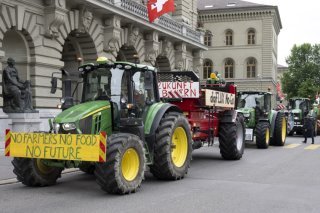 Les paysans suisses jugent globalement plus positivement leurs conditions de vie, selon une enquête fédérale publiée lundi, mais des critiques demeurent, notamment sur la politique agricole (illustration). KEYSTONE/PETER SCHNEIDER