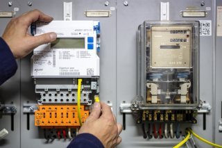 Plus de la moitié des ménages suisses sont actuellement équipés d'un compteur dit intelligent. L'objectif de 80% d'ici fin 2027 reste réaliste, selon le Conseil fédéral (archives). KEYSTONE/MICHAEL BUHOLZER