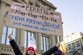 Environ 3000 personnes ont manifesté samedi à Berne. KEYSTONE/PETER KLAUNZER