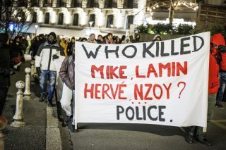Dans le canton de Vaud, les noms de Mike, Lamin, Hervé et Nzoy sont régulièrement évoqués lors de manifestations contre les violences policières, comme ici en 2023 à Lausanne (archives). KEYSTONE/VALENTIN FLAURAUD