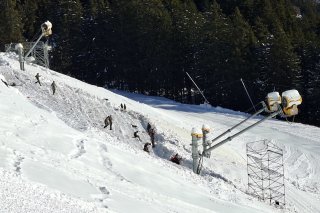 Les gradins en cours de construction par l'armée, surplombent l'aire d'arrivée dans le mur final (1800 places dans un premier temps, 2500 pour 2027)