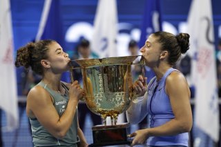Sara Errani (à droite) intègre le staff de Jasmine Paolini (à gauche) KEYSTONE/EPA/ANDRES MARTINEZ CASARES