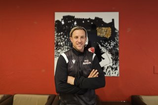 Reto Ziegler a troqué le survêtement rouge de joueur contre le noir de membre du staff au FC Sion.