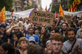 Les plateformes de location de courte durée comme Airbnb sont régulièrement accusée d'accentuer une crise du logement déjà vive en Espagne. (archive) KEYSTONE/AP/EMILIO MORENATTI