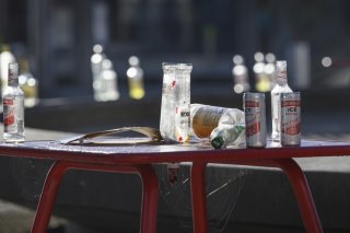 Les directives fédérales sur l'alcool doivent attendre, estime le Conseil des Etats (illustration). KEYSTONE/CHRISTIAN BEUTLER