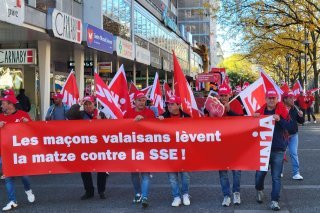 Plus de 700 maçons ont manifesté à Sion ce samedi pour défendre leurs conditions de travail.
