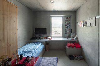 Les prisons valaisannes proposent des cellules sobres mais aménagées