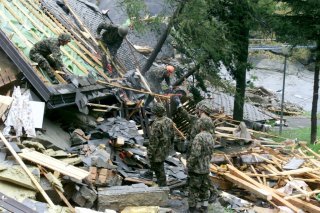 L'armée a été mobilisée pour retrouver des survivants sous les décombres de Gondo le 17 octobre 2000