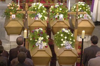 La cérémonie d'ensevelissement des victimes de la catastrophe de Gondo, le 25 octobre 2000