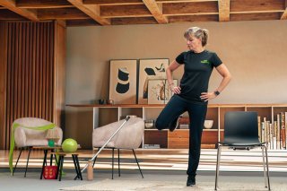 La Sédunoise Stéphanie Roduit Jacquod, professeur de danse et monitrice agréée Pro Senectute, est le nouveau visage de l'émission "Ça bouge à la maison"