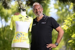 Richard Chassot, Directeur general du TdRF, pose avec le nouveau maillot jaune de leader lors de la conference de presse de la quatrieme edition du Tour de Romandie Feminin, TDRF, ce jeudi 7 aout 2025 a Conthey. La 4eme edition du Tour de Romandie, TDRF, se deroulera du 15 au 17 aout 2025. (KEYSTONE/Laurent Gillieron)