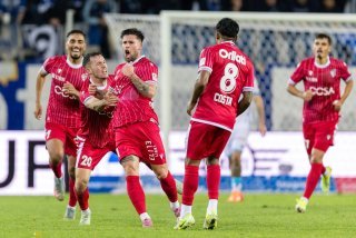 Liam Chipperfield, auteur du 3-3, entouré par ses coéquipiers du FC Sion