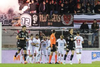 Jan Kronig, tout à droite, et les joueurs du FC Sion célèbrent l'égalisation d'Ali Kabacalman sur penalty.