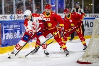 Jorden Gaehler, gauche, lutte pour le puck avec Arnaud Montandon, droite, lors du match entre le HC Sierre et le HC Viège