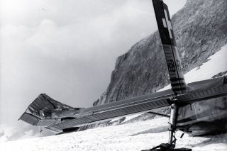 L'avion, un PC6, après le crash sur le glacier du Wildhorn.