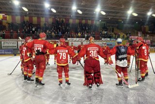 Les Sierrois fêtent leur victoire contre Olten au centre de la glace