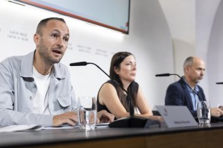 Mathias Reynard (conseiller dEtat), Nadja Lonfat (travailleuse sociale à lAVIT) et David Dandrès (directeur de lAVIT) ont tiré un premier bilan réjouissant de laction en cours qui sera pérennisée.