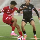 Ethan Meichtry (en rouge) réussit une excellente saison avec Thoune KEYSTONE/PETER KLAUNZER