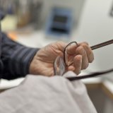 Avec l'âge, presque personne ne peut se passer d'une aide à la lecture : dans le groupe d'âge des 55-74 ans, 89% portent des lunettes ou des lentilles de contact. (photo d'archives) KEYSTONE/GAETAN BALLY