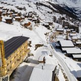 Situé à 1970 mètres d'altitude, le bâtiment rectiligne trouve sa place à proximité de la télécabine de Lauchernalp et au pied des pistes de ski. La station surplombe le village de Wiler et la vallée du Lötschental. Keystone/JEAN-CHRISTOPHE BOTT