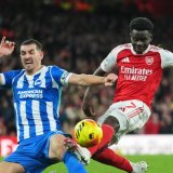 Bukayo Saka (à droite) et Arsenal restent en tête du championnat d'Angleterre. KEYSTONE/AP/Kirsty Wigglesworth